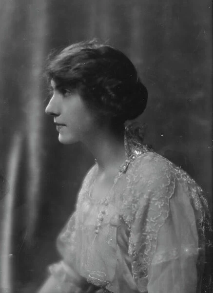 Hughes, Queen, Miss, portrait photograph, 1914 May 8. Creator: Arnold Genthe