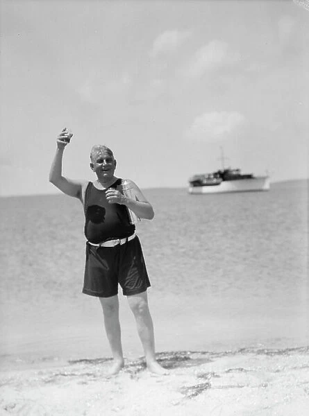 Hunt, Seth, Mr. at the beach, between 1931 and 1942. Creator: Arnold Genthe