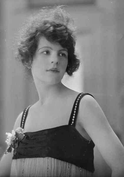 Huyler, Miss, portrait photograph, 1915 May 4. Creator: Arnold Genthe