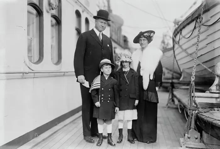 Framed Print : H.W. Thornton & family, between c1910 and c1915. Creator: Bain News Service Framed Print : H.W. Thornton & family, between c1910 and c1915. Creator: Bain News Service