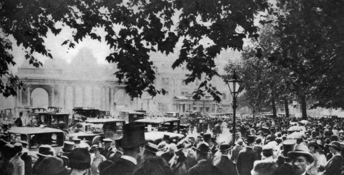 Framed Print : Hyde Park on a fine Ascot Sunday, London, 1926-1927 Framed Print : Hyde Park on a fine Ascot Sunday, London, 1926-1927