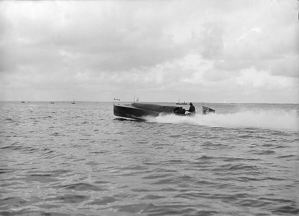 The hydroplane Izme, 1913. Creator: Kirk & Sons of Cowes