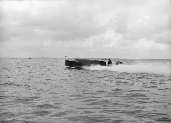 Framed Print : The hydroplane Izme, 1913. Creator: Kirk & Sons of Cowes