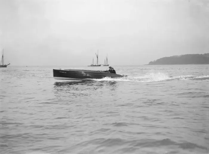 Framed Print : The hydroplane Vicuna III underway, 1913. Creator: Kirk & Sons of Cowes Framed Print : The hydroplane Vicuna III underway, 1913. Creator: Kirk & Sons of Cowes