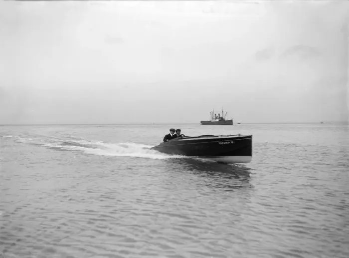 Framed Print : The hydroplane Vicuna III underway, 1913. Creator: Kirk & Sons of Cowes Framed Print : The hydroplane Vicuna III underway, 1913. Creator: Kirk & Sons of Cowes