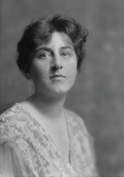 Ide, R.L. Mrs. portrait photograph, 1914 June 27. Creator: Arnold Genthe