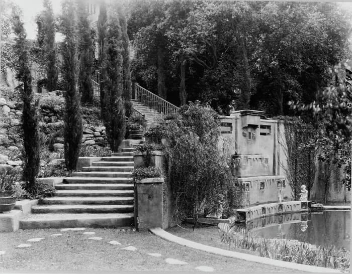 Framed Print : Il Paradiso, Mrs. Dudley Peter Allen house, 1188 Hillcrest Avenue, Oak Knoll, Pasadena, CA, 1917. Creator: Frances Benjamin Johnston. Il Paradiso, Mrs. Dudley Peter Allen house, 1188 Hillcrest Avenue, Oak Knoll, Pasadena, CA, 1917 Framed Print : Il Paradiso, Mrs. Dudley Peter Allen house, 1188 Hillcrest Avenue, Oak Knoll, Pasadena, CA, 1917. Creator: Frances Benjamin Johnston. Il Paradiso, Mrs. Dudley Peter Allen house, 1188 Hillcrest Avenue, Oak Knoll, Pasadena, CA, 1917