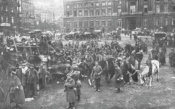 Ils S'en Vont; Unrassemblement allemand sur la place Saint-Lambert, a Liege; au fond... 1918. Creator: Unknown