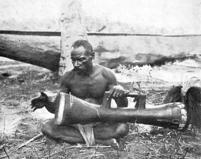 Framed Print : Indigene (Musicien) de la nouvelle-Guinee britannique; Les Terres Du Pacifique, 1914. Creator: Unknown Framed Print : Indigene (Musicien) de la nouvelle-Guinee britannique; Les Terres Du Pacifique, 1914. Creator: Unknown