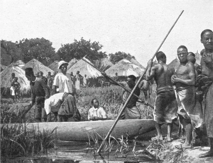 Framed Print : Indigenes du bords du lac Bangweulu; Afrique Australe, 1914. Creator: Unknown Framed Print : Indigenes du bords du lac Bangweulu; Afrique Australe, 1914. Creator: Unknown