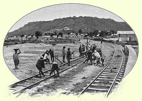 'Indigenes travaillant au chemin de fer de la Nigeria du Nord; L'Ouest Africain, 1914. Creator: Unknown