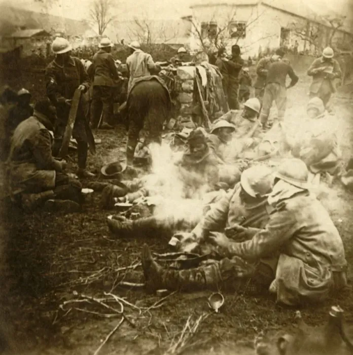 Framed Print : Infantrymen at makeshift kitchen, Cussy farm, Craonne, northern France, c1914-c1918 Framed Print : Infantrymen at makeshift kitchen, Cussy farm, Craonne, northern France, c1914-c1918