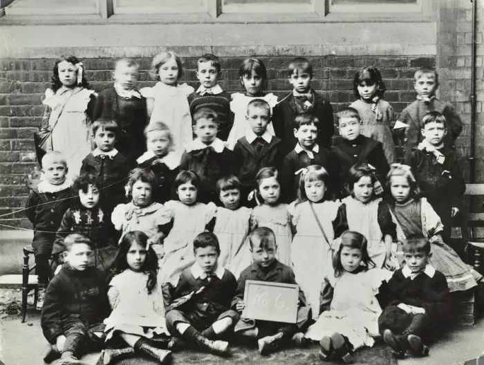 Framed Print : Infants school class, London, c1900-c1915 Framed Print : Infants school class, London, c1900-c1915