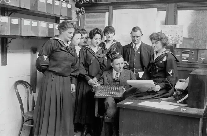 Framed Print : Instructing Yeowomen, between c1915 and c1920. Creator: Bain News Service Framed Print : Instructing Yeowomen, between c1915 and c1920. Creator: Bain News Service