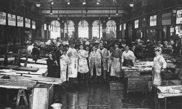 Framed Print : The interior of Billingsgate Market showing fishmongers and their stalls, London, c1918 Framed Print : The interior of Billingsgate Market showing fishmongers and their stalls, London, c1918