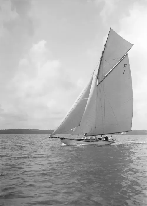 Framed Print : The International 10 Metre class Irex (F1) sailing close-hauled, 1911. Creator Framed Print : The International 10 Metre class Irex (F1) sailing close-hauled, 1911. Creator