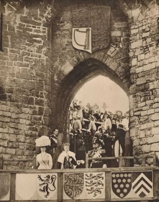 Framed Print : The investiture of the Prince of Wales at Caernarvon Castle, 13 July 1911 (1935) Framed Print : The investiture of the Prince of Wales at Caernarvon Castle, 13 July 1911 (1935)
