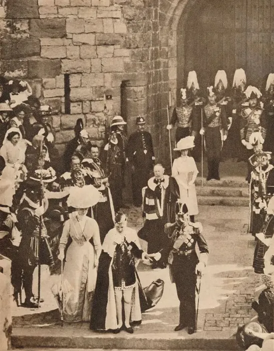 Framed Print : The investiture of the Prince of Wales at Caernarvon Castle, 13 July 1911 (1935) Framed Print : The investiture of the Prince of Wales at Caernarvon Castle, 13 July 1911 (1935)