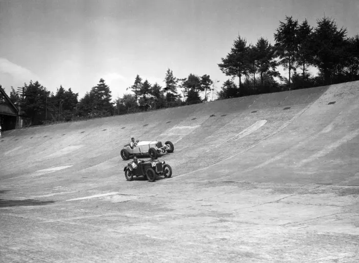 Framed Print : Invicta and Austin Ulster racing on the Members Banking at Brooklands. Artist: Bill Brunell Framed Print : Invicta and Austin Ulster racing on the Members Banking at Brooklands. Artist: Bill Brunell