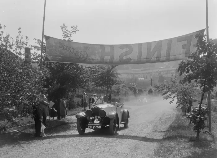 Framed Print : Invicta of D Munro at the finish of the BOC Hill Climb, Chalfont St Peter, Buckinghamshire, 1932 Framed Print : Invicta of D Munro at the finish of the BOC Hill Climb, Chalfont St Peter, Buckinghamshire, 1932