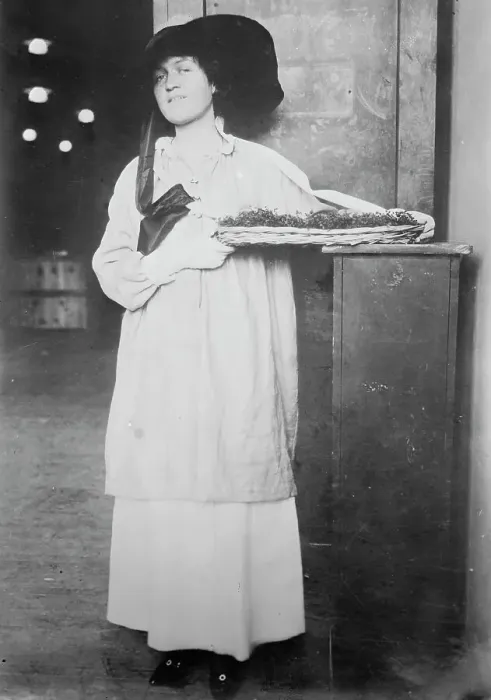 Framed Print : Irene Gibson, between c1910 and c1915. Creator: Bain News Service Framed Print : Irene Gibson, between c1910 and c1915. Creator: Bain News Service