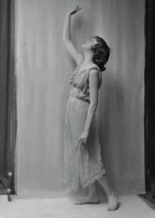 Framed Print : Isadora Duncan dancer, between 1915 and 1923. Creator: Arnold Genthe Framed Print : Isadora Duncan dancer, between 1915 and 1923. Creator: Arnold Genthe