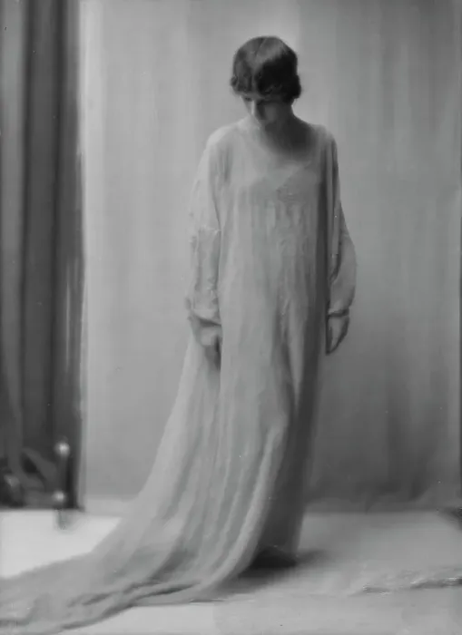 Framed Print : Isadora Duncan dancer, between 1915 and 1923. Creator: Arnold Genthe Framed Print : Isadora Duncan dancer, between 1915 and 1923. Creator: Arnold Genthe
