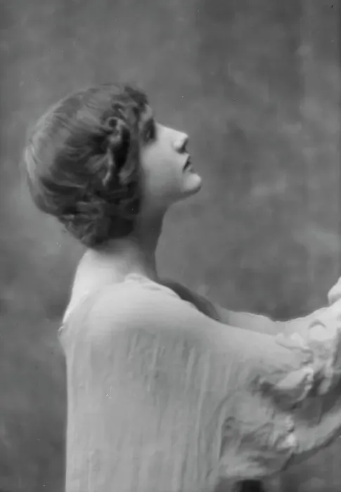 Framed Print : Isadora Duncan dancer, between 1915 and 1923. Creator: Arnold Genthe Framed Print : Isadora Duncan dancer, between 1915 and 1923. Creator: Arnold Genthe