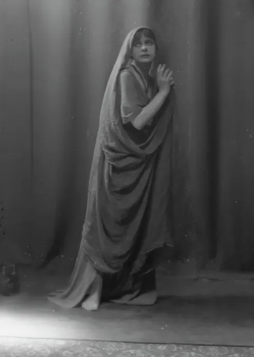 Framed Print : Isadora Duncan dancer, between 1915 and 1923. Creator: Arnold Genthe Framed Print : Isadora Duncan dancer, between 1915 and 1923. Creator: Arnold Genthe
