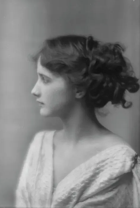 Framed Print : Isadora Duncan dancer, portrait photograph, between 1915 and 1923. Creator: Arnold Genthe Framed Print : Isadora Duncan dancer, portrait photograph, between 1915 and 1923. Creator: Arnold Genthe