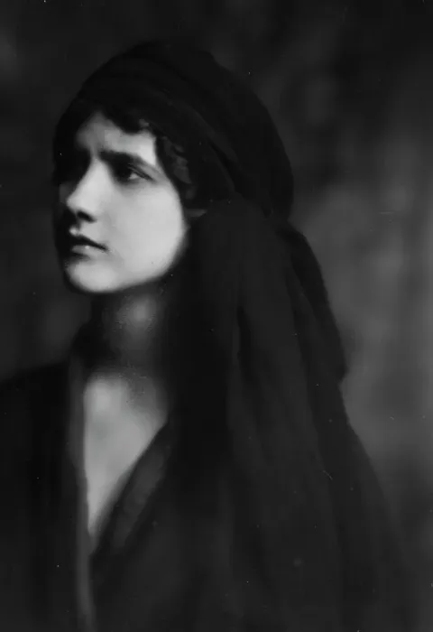 Framed Print : Isadora Duncan dancer, portrait photograph, between 1915 and 1923. Creator: Arnold Genthe Framed Print : Isadora Duncan dancer, portrait photograph, between 1915 and 1923. Creator: Arnold Genthe