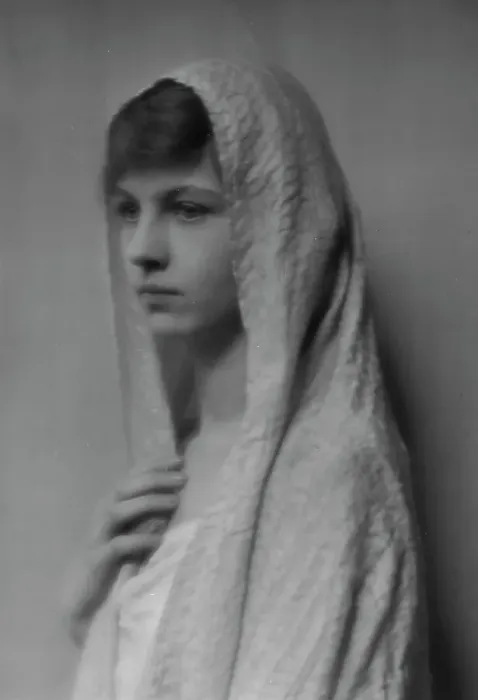 Framed Print : Isadora Duncan dancer, portrait photograph, between 1915 and 1923. Creator: Arnold Genthe Framed Print : Isadora Duncan dancer, portrait photograph, between 1915 and 1923. Creator: Arnold Genthe
