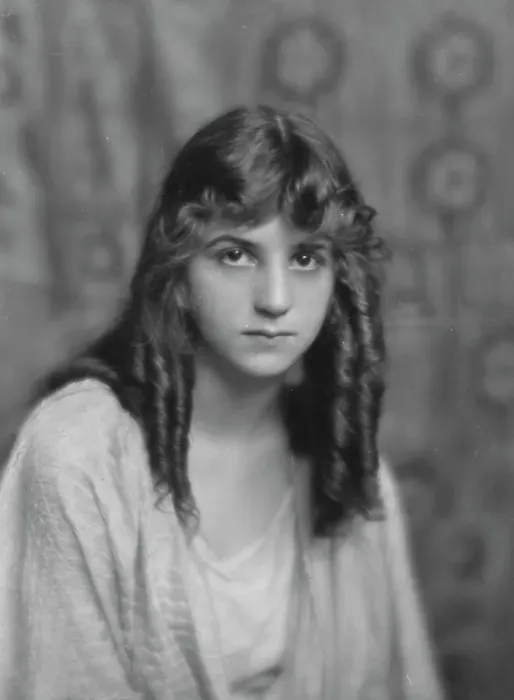 Framed Print : Isadora Duncan dancer, portrait photograph, between 1915 and 1923. Creator: Arnold Genthe Framed Print : Isadora Duncan dancer, portrait photograph, between 1915 and 1923. Creator: Arnold Genthe
