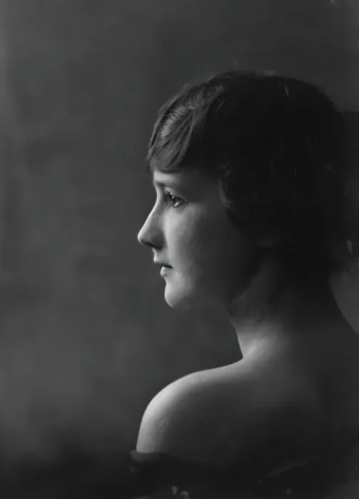 Framed Print : Isadora Duncan dancer, portrait photograph, between 1915 and 1923. Creator: Arnold Genthe Framed Print : Isadora Duncan dancer, portrait photograph, between 1915 and 1923. Creator: Arnold Genthe
