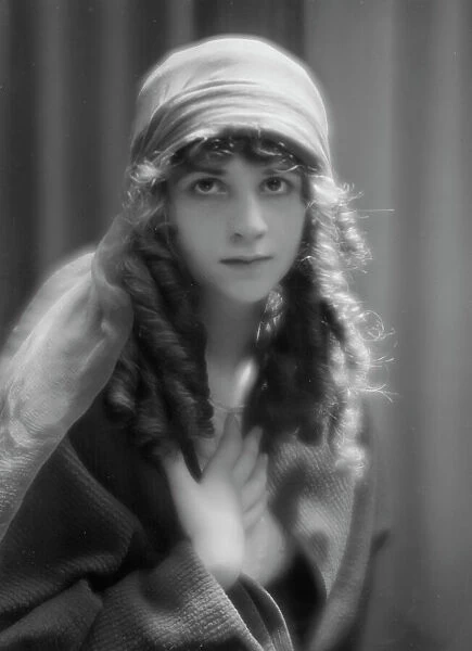 Isadora Duncan dancer, portrait photograph, between 1915 and 1923. Creator: Arnold Genthe