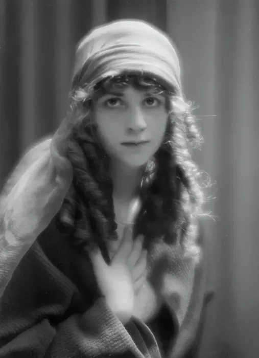 Framed Print : Isadora Duncan dancer, portrait photograph, between 1915 and 1923. Creator: Arnold Genthe Framed Print : Isadora Duncan dancer, portrait photograph, between 1915 and 1923. Creator: Arnold Genthe