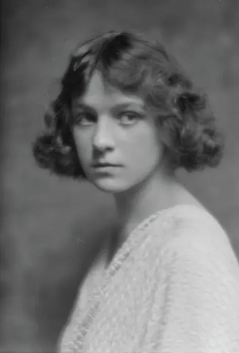 Framed Print : Isadora Duncan dancer, portrait photograph, between 1915 and 1923. Creator: Arnold Genthe Framed Print : Isadora Duncan dancer, portrait photograph, between 1915 and 1923. Creator: Arnold Genthe