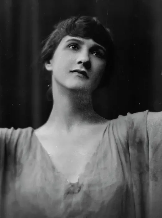 Framed Print : Isadora Duncan dancer, portrait photograph, between 1915 and 1923. Creator: Arnold Genthe Framed Print : Isadora Duncan dancer, portrait photograph, between 1915 and 1923. Creator: Arnold Genthe