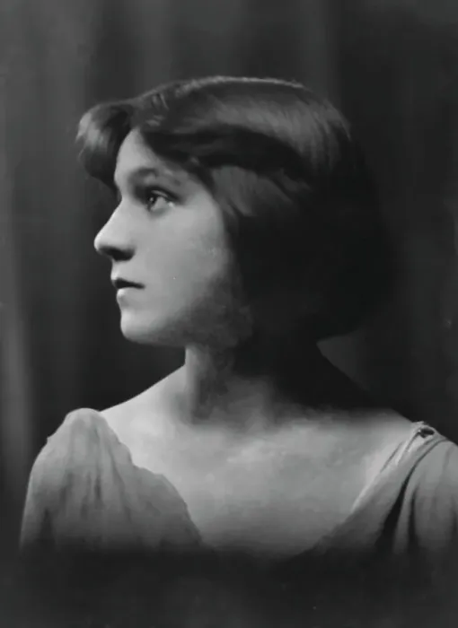 Framed Print : Isadora Duncan dancer, portrait photograph, between 1915 and 1923. Creator: Arnold Genthe Framed Print : Isadora Duncan dancer, portrait photograph, between 1915 and 1923. Creator: Arnold Genthe