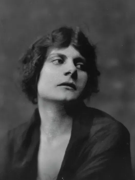 Framed Print : Isadora Duncan dancer, portrait photograph, between 1915 and 1923. Creator: Arnold Genthe Framed Print : Isadora Duncan dancer, portrait photograph, between 1915 and 1923. Creator: Arnold Genthe