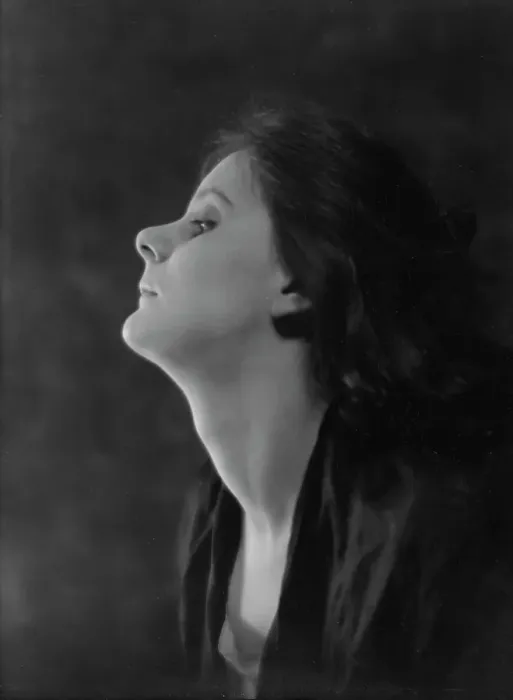 Framed Print : Isadora Duncan dancer, portrait photograph, between 1915 and 1923. Creator: Arnold Genthe Framed Print : Isadora Duncan dancer, portrait photograph, between 1915 and 1923. Creator: Arnold Genthe