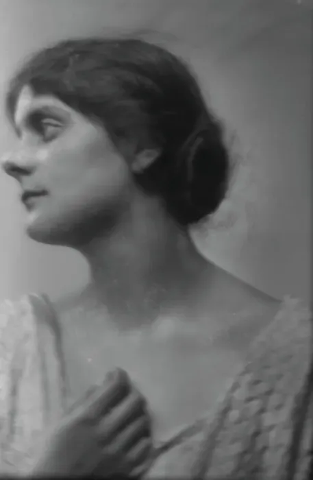 Framed Print : Isadora Duncan dancer, portrait photograph, between 1915 and 1923. Creator: Arnold Genthe Framed Print : Isadora Duncan dancer, portrait photograph, between 1915 and 1923. Creator: Arnold Genthe