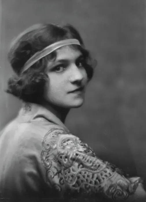 Framed Print : Isadora Duncan dancer, portrait photograph, between 1915 and 1923. Creator: Arnold Genthe Framed Print : Isadora Duncan dancer, portrait photograph, between 1915 and 1923. Creator: Arnold Genthe