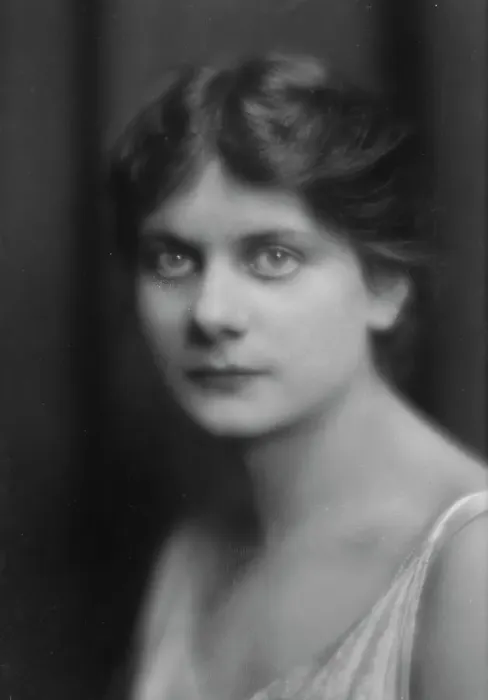 Framed Print : Isadora Duncan dancer, portrait photograph, between 1915 and 1923. Creator: Arnold Genthe Framed Print : Isadora Duncan dancer, portrait photograph, between 1915 and 1923. Creator: Arnold Genthe