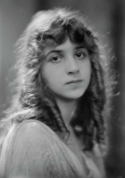 Framed Print : Isadora Duncan dancer, portrait photograph, between 1915 and 1923. Creator: Arnold Genthe Framed Print : Isadora Duncan dancer, portrait photograph, between 1915 and 1923. Creator: Arnold Genthe
