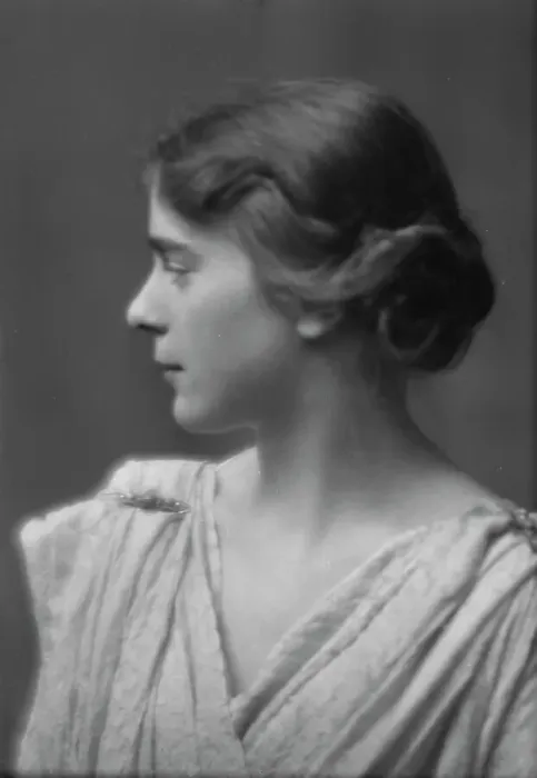 Framed Print : Isadora Duncan dancer, portrait photograph, between 1915 and 1923. Creator: Arnold Genthe Framed Print : Isadora Duncan dancer, portrait photograph, between 1915 and 1923. Creator: Arnold Genthe