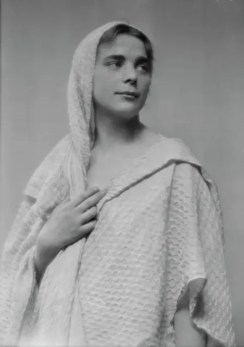 Framed Print : Isadora Duncan dancer, portrait photograph, between 1915 and 1923. Creator: Arnold Genthe Framed Print : Isadora Duncan dancer, portrait photograph, between 1915 and 1923. Creator: Arnold Genthe
