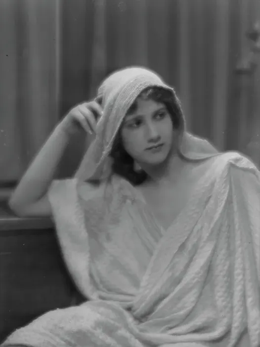 Framed Print : Isadora Duncan dancer, portrait photograph, between 1915 and 1923. Creator: Arnold Genthe Framed Print : Isadora Duncan dancer, portrait photograph, between 1915 and 1923. Creator: Arnold Genthe