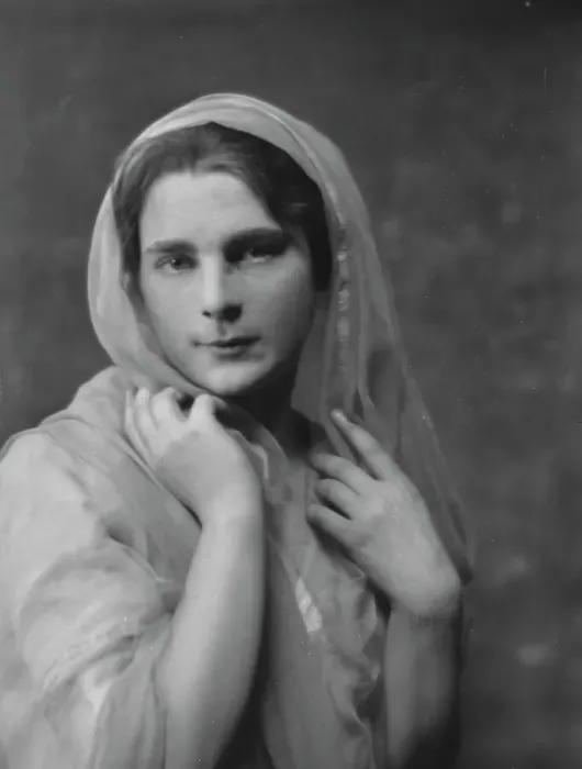 Framed Print : Isadora Duncan dancer, portrait photograph, between 1915 and 1923. Creator: Arnold Genthe Framed Print : Isadora Duncan dancer, portrait photograph, between 1915 and 1923. Creator: Arnold Genthe