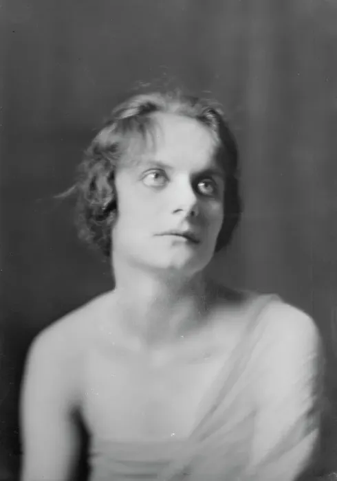 Framed Print : Isadora Duncan dancer, portrait photograph, between 1915 and 1923. Creator: Arnold Genthe Framed Print : Isadora Duncan dancer, portrait photograph, between 1915 and 1923. Creator: Arnold Genthe